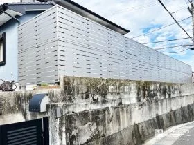 高さを活かした目隠し。プライバシーを守る2段支柱フェンス[施工後]