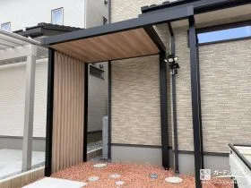 ナチュラルモダンなテラス屋根で落ち着きをプラスした外構工事