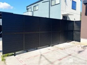 ブラックの横ルーバーフェンスで外からの視線をカットした工事