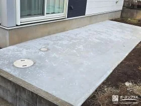 掃き出し窓前にコンクリートを打設して足元を平らに整えた工事