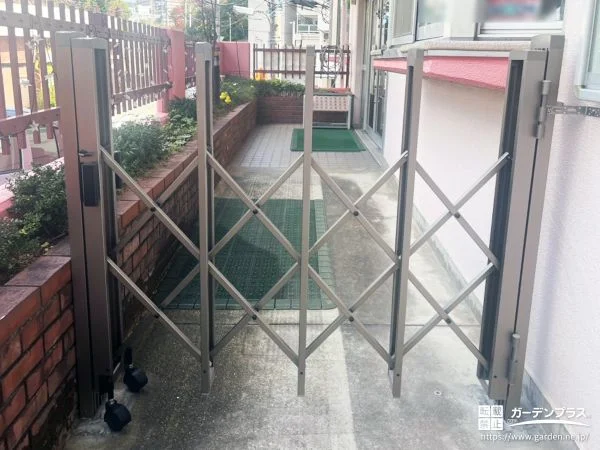 No.28033 ノンレールタイプのカーゲートですっきり敷地を区切った工事[施工後]