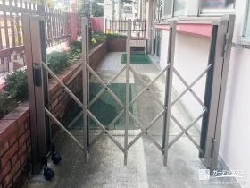 ノンレールタイプのカーゲートですっきり敷地を区切った工事