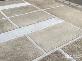 駐車スペーススリットにコンクリートを打設し平らに整えた工事