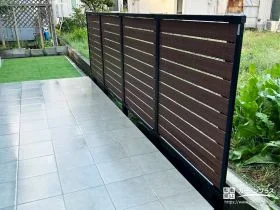 プライベートな時間を守る。高尺の木目調目隠しフェンス[施工後]