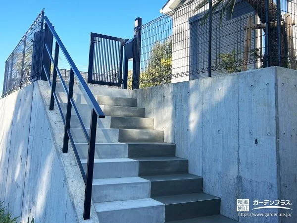 高低差を安心に変える。家族の安全を第一に考えた新築外構