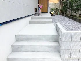 毎日の動線を心地よくつなぐ、広がりのあるコンクリートアプローチ[施工後]