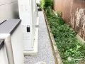 砂利ですっきり雑草対策した犬走り