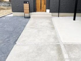 表情豊かなアプローチ。刷毛引きと洗い出しの質感を愉しむ[施工後]