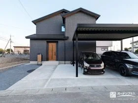 質感の対比が描くシンプルモダンな新築外構