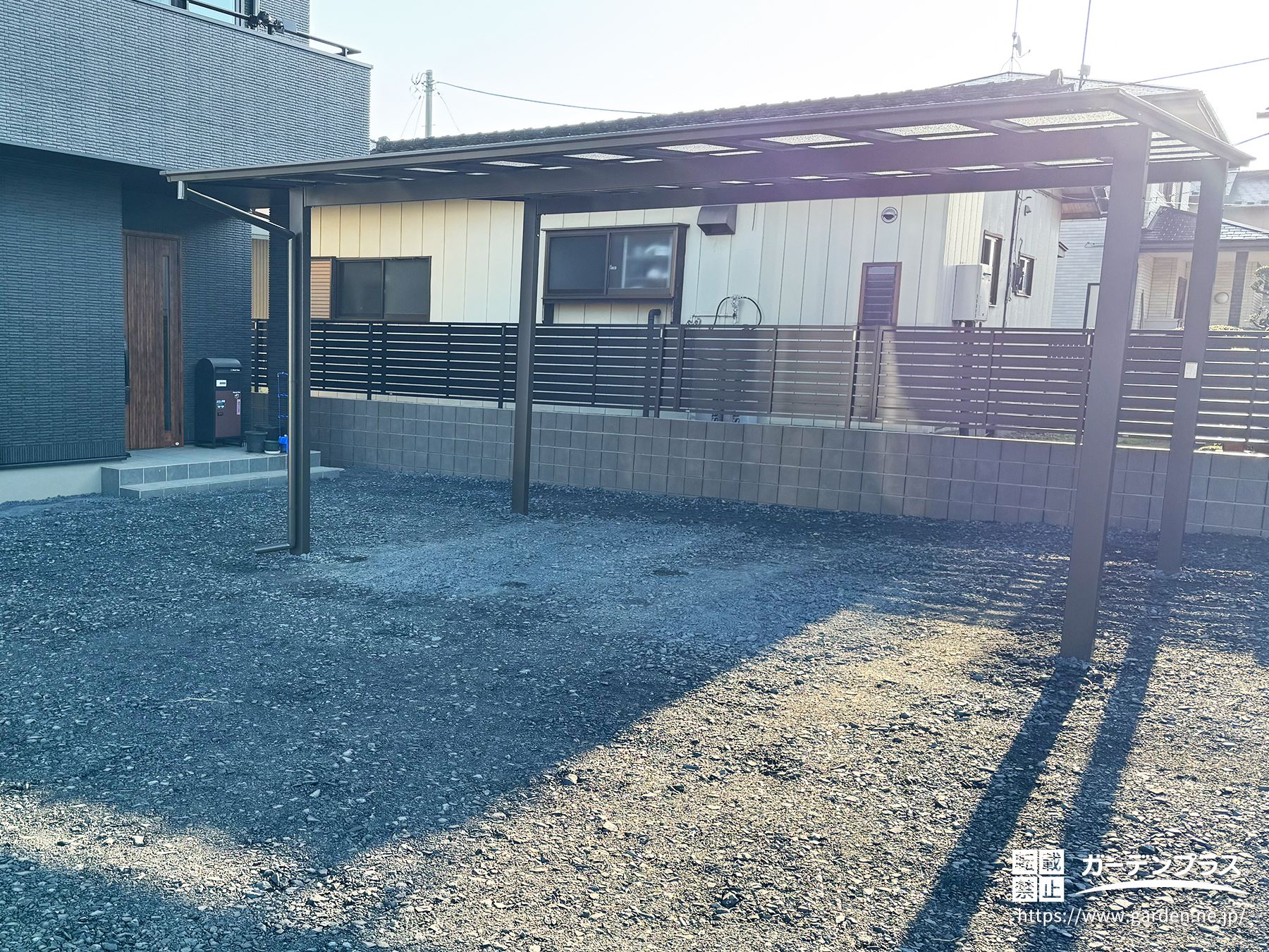 フラットな意匠が響き合う。ゆとりあるカースペース