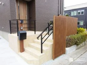 格調高いタイル階段と、家族に寄り添う手すり[施工後]