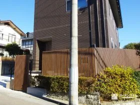 プライバシーを守る安心感。おしゃれな縦格子のスクリーンフェンス[施工後]