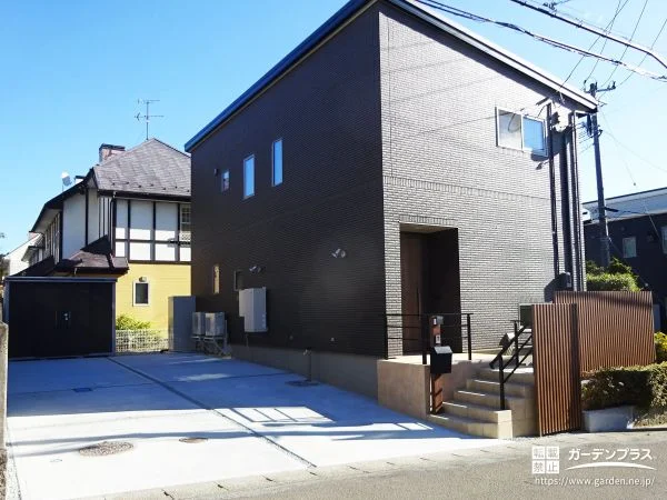 4台駐車と安心の動線。木目格子が家族のプライバシーを優しく守る新築外構