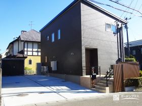 4台駐車と安心の動線。木目格子が家族のプライバシーを優しく守る新築外構