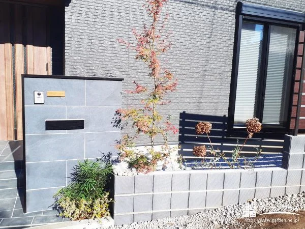 木目のアクセントがおしゃれなナチュラルモダン新築外構