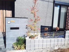 木目のアクセントがおしゃれなナチュラルモダン新築外構