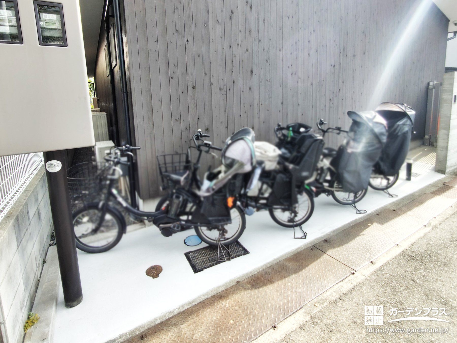 使いやすさと見た目を両立した土間コンクリート仕上げの駐輪スペース
