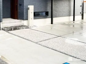 質感のコントラストが美しい。意匠性の高いアプローチ[施工後]