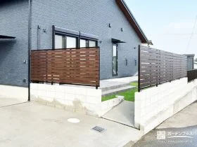 プライベートを優しく包む。木調の温もりが映える目隠しフェンス[施工後]