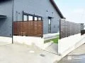プライベートを優しく包む。木調の温もりが映える目隠しフェンス