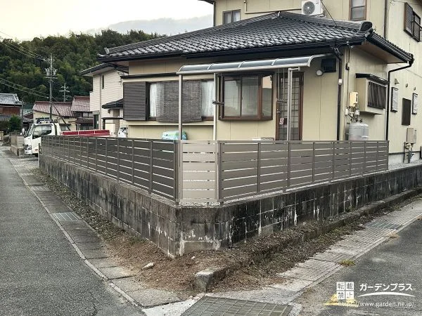 柔らかな光を採り込み視線を遮る。雑草に悩まない外構リフォーム工事