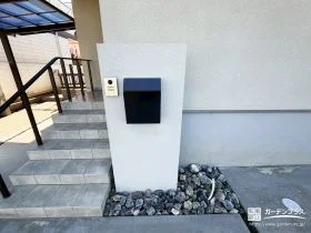 素材感で魅せる、都会的でナチュラルな門柱[施工後]