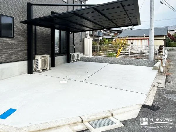 ブラック外観に映える動線一体型カーポートのある新築外構