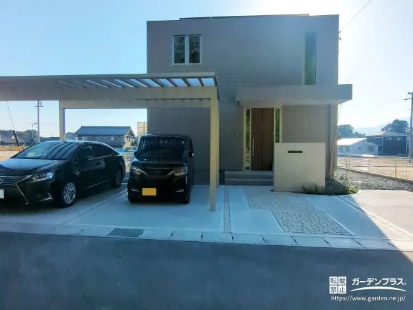 No.28061 グレー外観に調和する奥行き設計の新築外構[施工後]