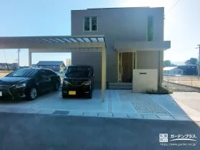 グレー外観に調和する奥行き設計の新築外構