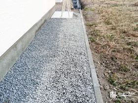 雑草を予防し、見た目にも美しい砂利の犬走り[施工後]