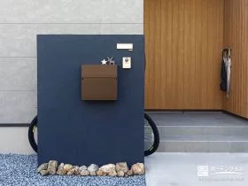 質感が美しさを引き立てる。塗装仕上げの機能門柱[施工後]