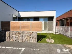 ガビオンと木調フェンスでナチュラルに境界を区切ったお庭工事