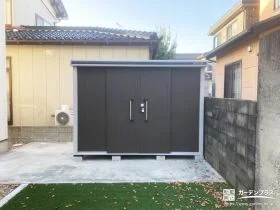 シンプルな物置の設置と人工芝の敷設で使いやすく整えた工事