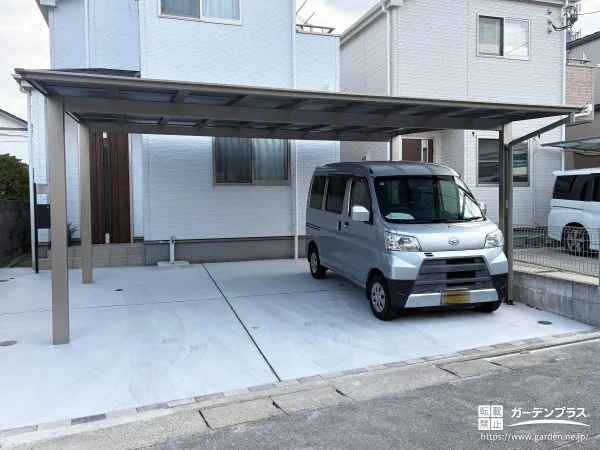 フラット屋根のカーポートで駐車スペースをすっきり整えた工事