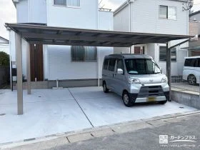 フラット屋根のカーポートで駐車スペースをすっきり整えた工事
