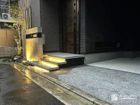 ラインライトを取りつけた華やかなフロート階段[施工後]