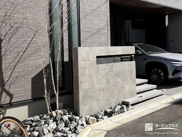 素材感を活かした造作門柱と照明で品よく照らすフロート階段工事