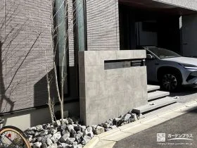 素材感を活かした造作門柱と照明で品よく照らすフロート階段工事