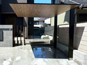 ラグジュアリーな木目調のカーポート[施工後]