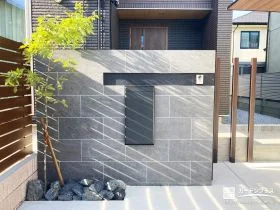 奥行きとリズムを生む、タイル貼りの造作門柱[施工後]