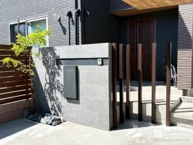 目隠し効果をプラスする。植栽とも心地よくなじむ角柱[施工後]