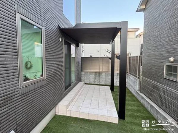 掃き出し窓より大きなサイズに設計したタイルデッキ