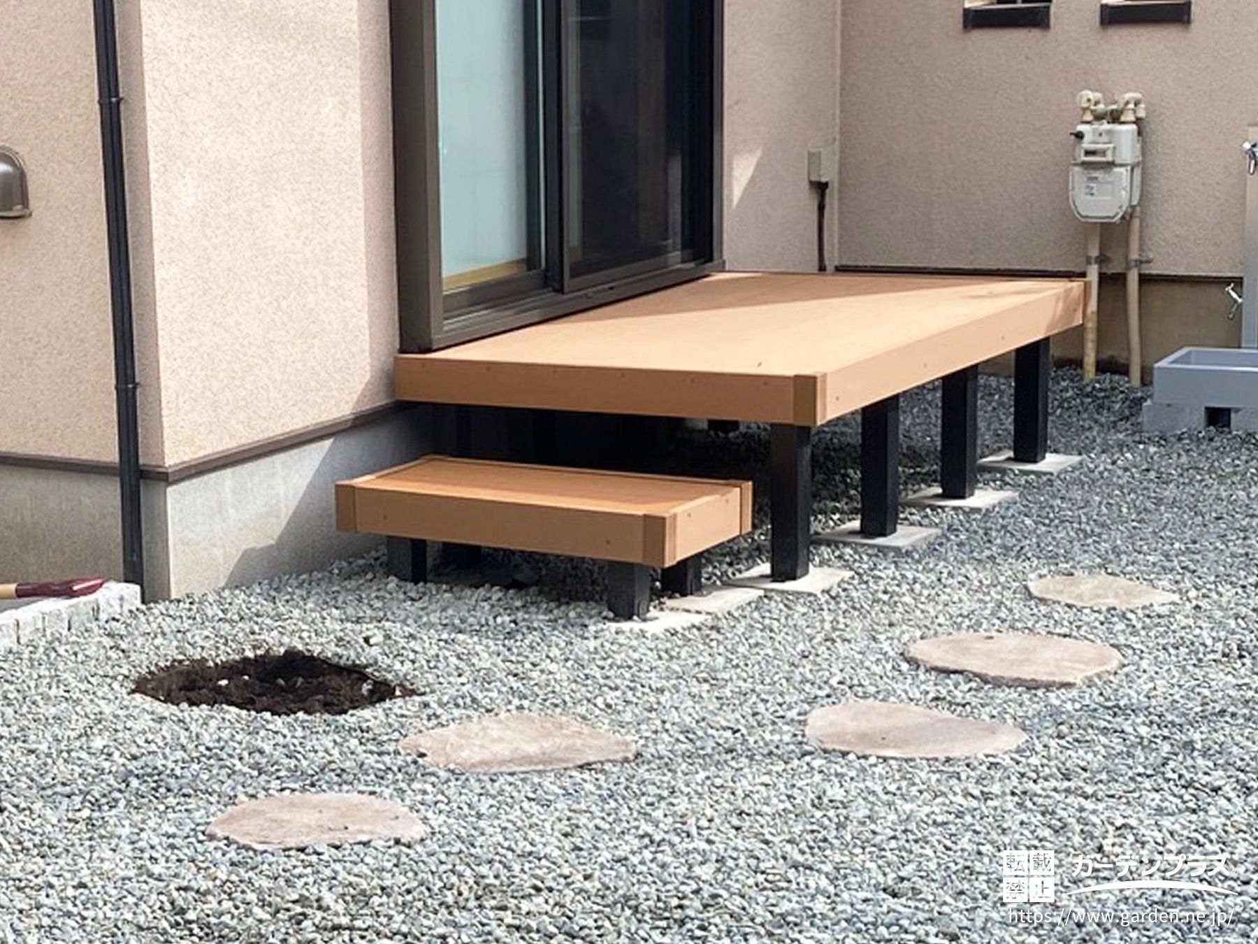 ステップ付きのウッドデッキ