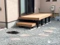 ステップ付きのウッドデッキ