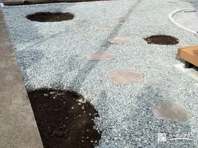 飛び石と砂利敷きでナチュラルにお庭の動線を整えた雑草対策工事
