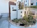 ピンコロ石と植栽で彩りを添えたナチュラルな玄関づくり工事