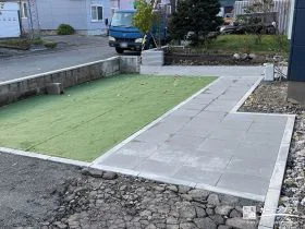 歩きやすい平らなアプローチと緑の映えるお庭を設けた工事