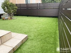 シックなカラーのフェンスでワンちゃんの飛び出し防止をした工事