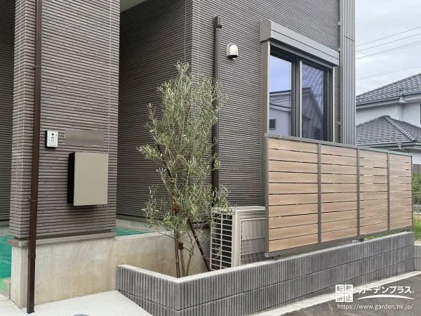 木目調フェンスと植栽でナチュラルに彩る玄関前の整備工事