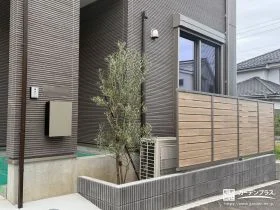 木目調フェンスと植栽でナチュラルに彩る玄関前の整備工事